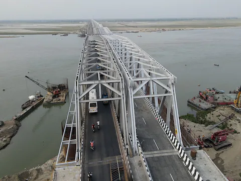 महात्मा गांधी सेतु के पूर्वी लेन में कई विशेषताएं हैं.