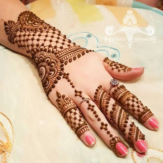 सुंदर और आसान मेहंदी डिजाइन