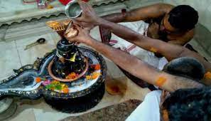 सोमवार को शिव जी पर क्या चढाये