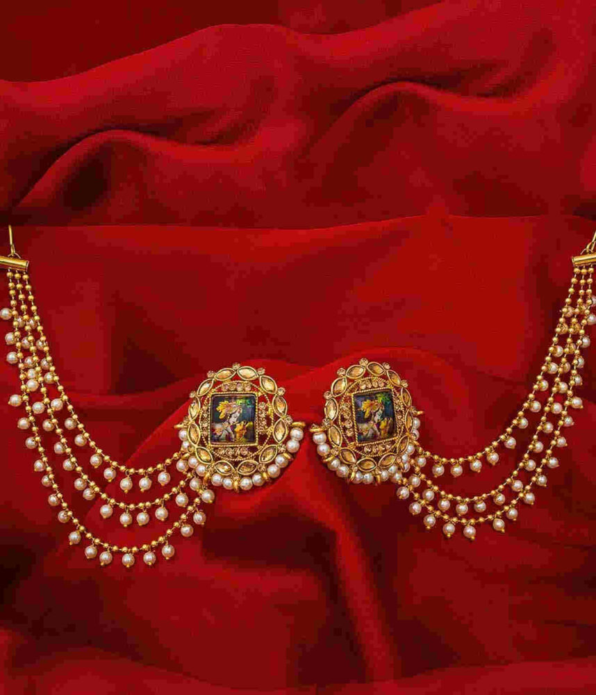 earrings a necklace