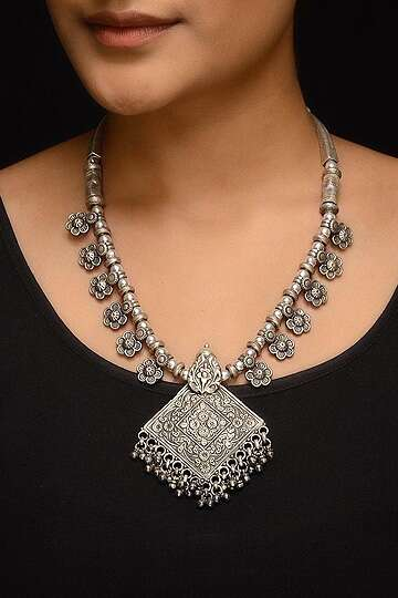 स्ट्रीट स्टाइल में चांदी के आभूषण