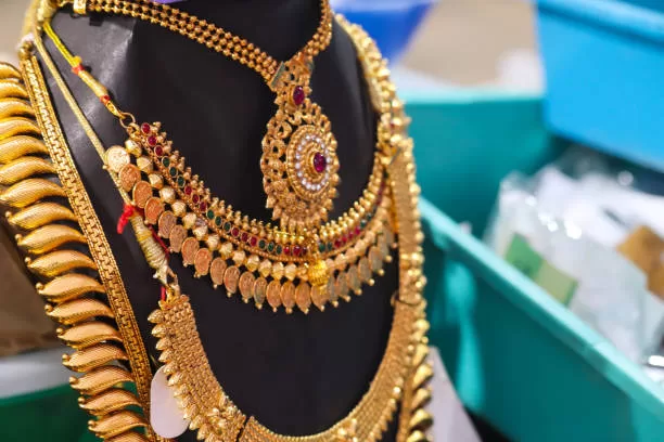 Golden necklace design : इस धनतेरस खरीदे अपने लिए खास साइन के ये हार