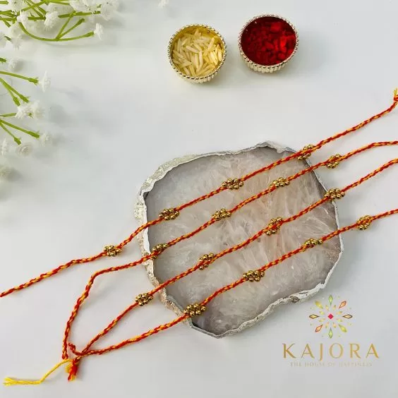 आइए जानते हैं कि पूजा मे रक्षासूत्र क्यूँ बांधते है?