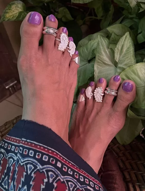 पैरों की शोभा बढ़ाएंगे बिछिया के ये नए डिजाइंस, करवाचौथ के लिए करें ट्राई