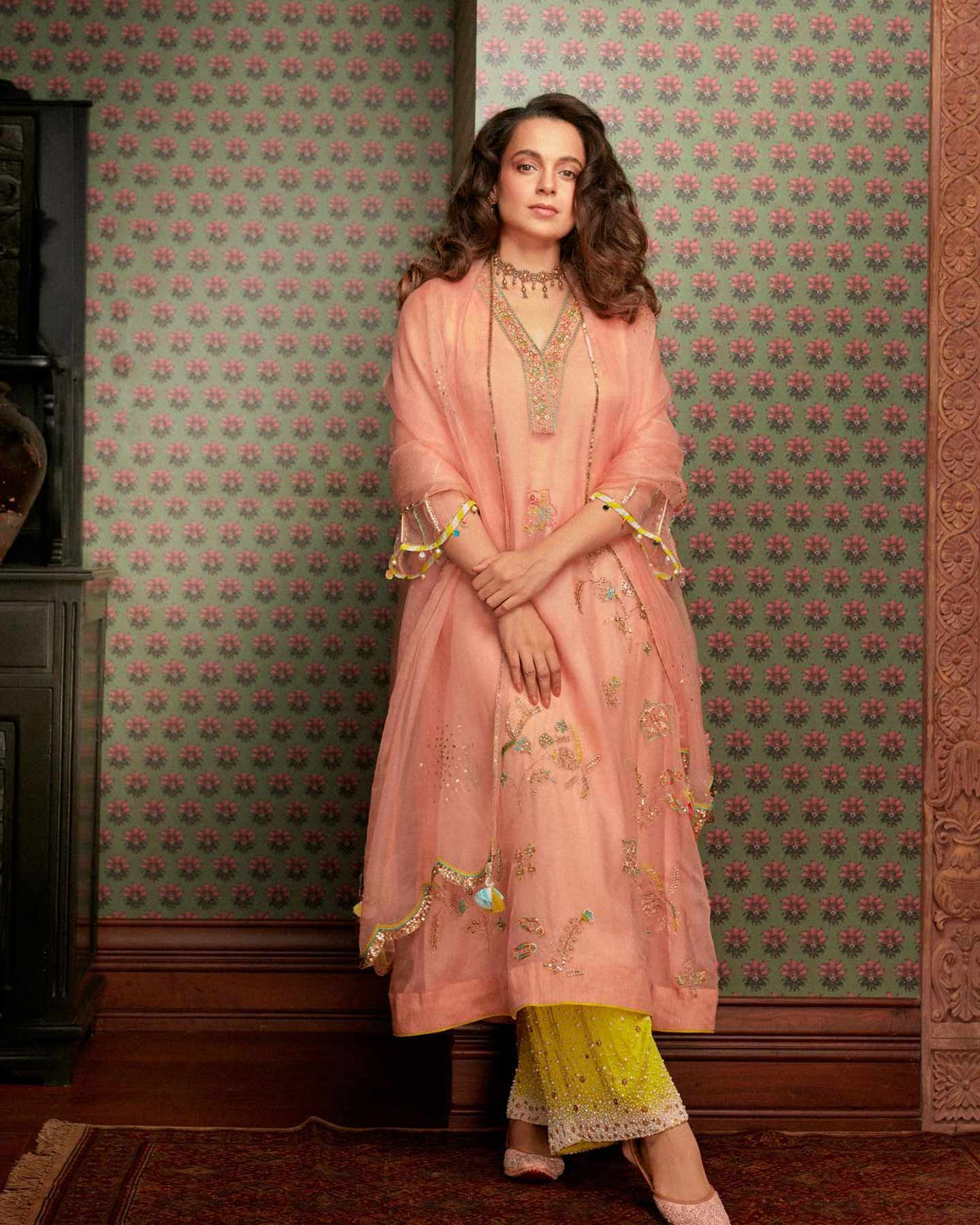 चौड़े घेरे वाला सूट