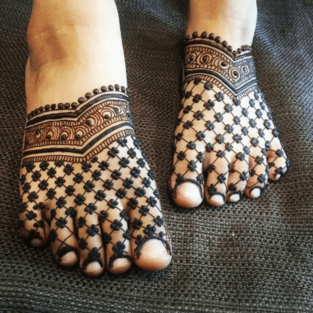 These mehndi designs will look great on toes