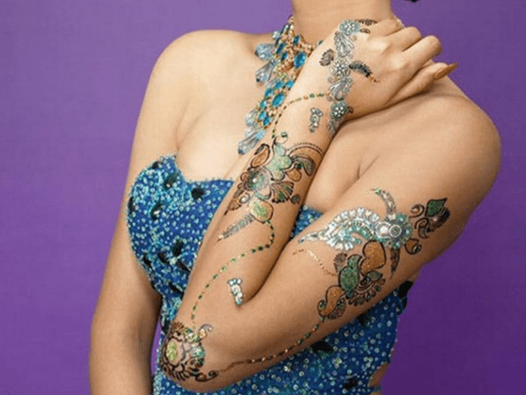 Apply mehndi design on arms