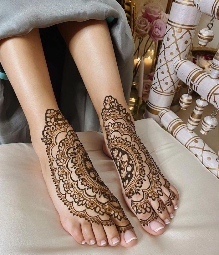 Mehndi designs on bride's feet