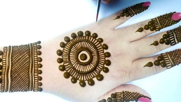 हाथ फूल के साथ चक्र मेहंदी डिजाइन