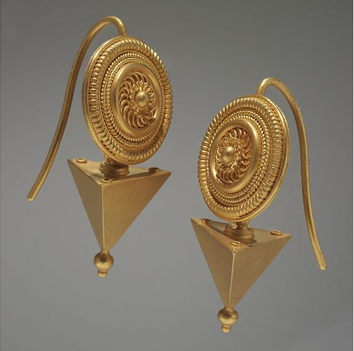 Unique and beautiful designs of gold earrings
