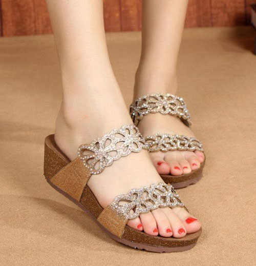 What kind of footwear should be worn under saree?