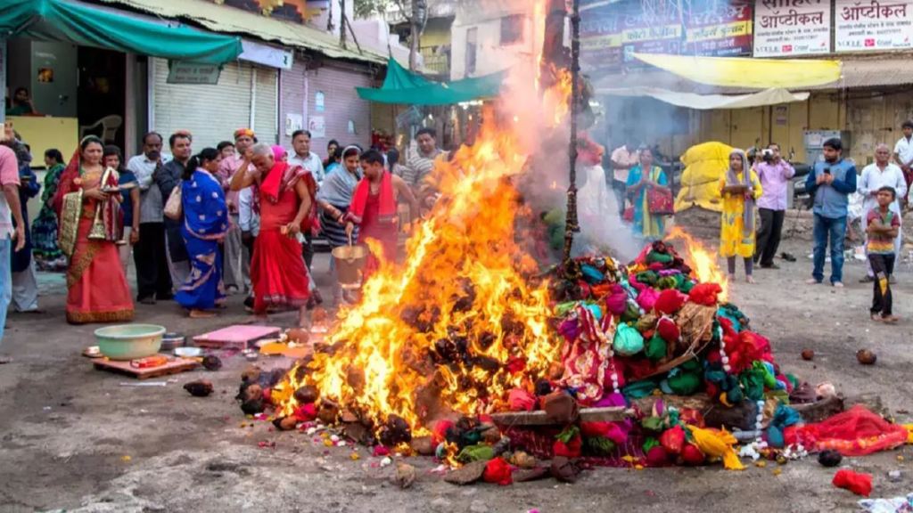 गोबर से ही क्यों बनाई जाती है प्रहलाद और होलिका की प्रतिमा?