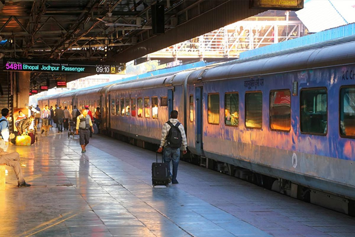 होली पर ट्रेन से सफर करने वाले यात्रियों के लिए खुशखबरी, इन रूट के लिए शुरू हुई नई ट्रेन