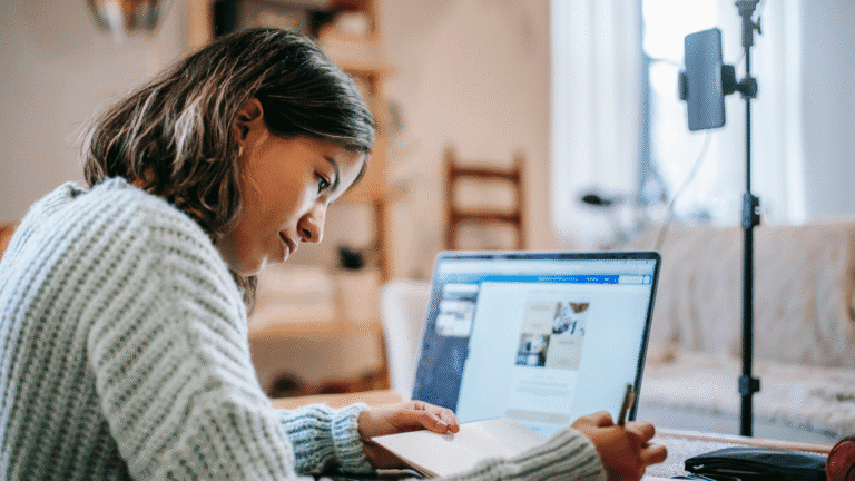 पढ़ाई में मन कैसे लगाएं - एक छात्र फोकस्ड होकर पढ़ते हुए।